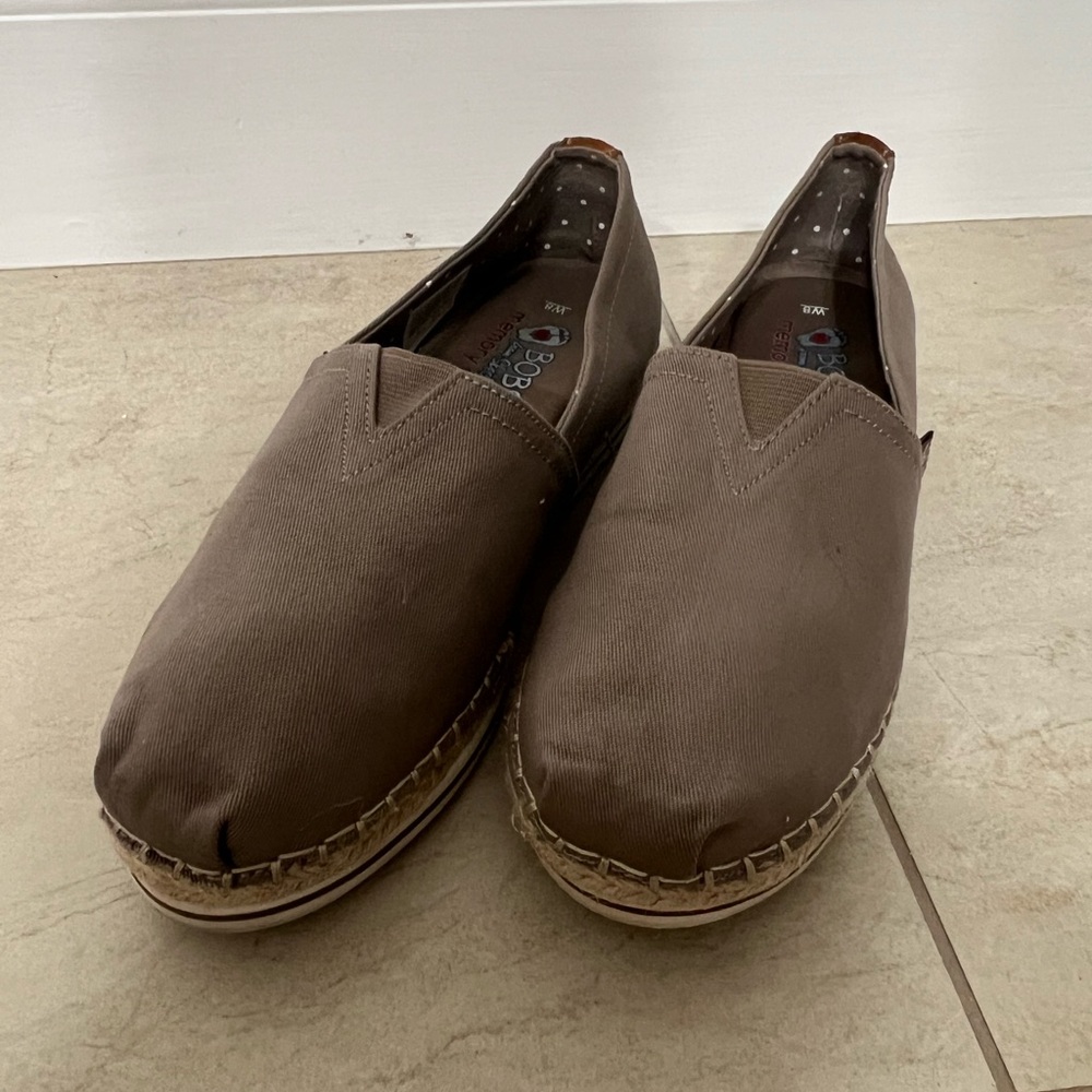 Bobs Skechers Women's 8. Slip-on Shoes Breeze New Discovery Memory Foam Taupe